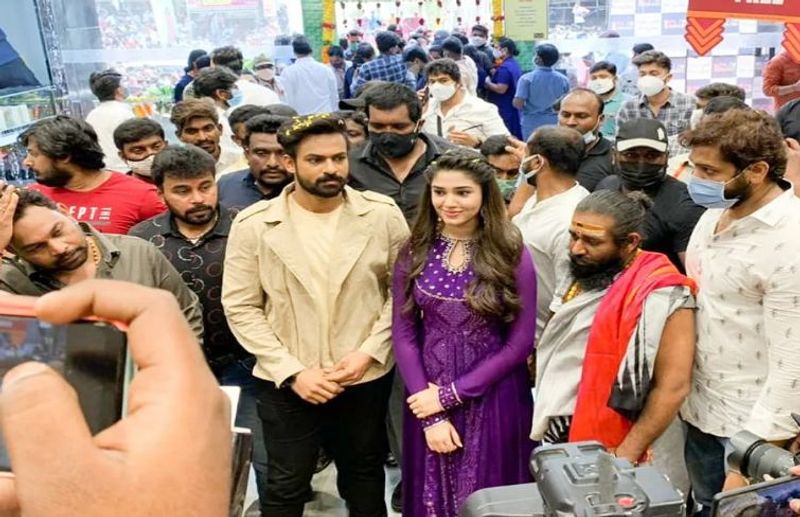 షామింగ్ మాల్ ఓపెనింగ్లో కృతి శెట్టి, వైష్ణవ్ తేజ్ సందడి.
