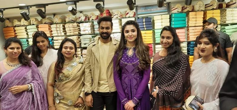 షామింగ్ మాల్ ఓపెనింగ్లో కృతి శెట్టి, వైష్ణవ్ తేజ్ సందడి.