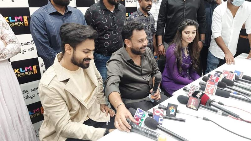 ప్రస్తుతం కృతి శెట్టి మూడు సినిమాల్లో నటిస్తుంది. నానితో `శ్యామ్ సింగరాయ్` చేస్తుంది. అలాగే సుధీర్బాబుతో `ఆ అమ్మాయి గురించి మీకు చెప్పాలి`, అలాగే రామ్పోతినేని తో లింగుస్వామి చిత్రంలో నటిస్తుంది.