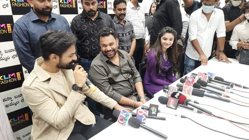 మరోవైపు వైష్ణవ్ తేజ్ కి కూడా వరుసగా ఆఫర్స్ వస్తున్నాయి. ఆయన ప్రస్తుతం క్రిష్ దర్శకత్వంలో సినిమా చేస్తున్నారు. ఇటీవల గిరీశయ్య దర్శకత్వంలో సినిమా ప్రారంభమైంది. అలాగే అన్నపూర్ణ స్టూడియోలో సినిమాకి వర్క్ జరుగుతుంది.