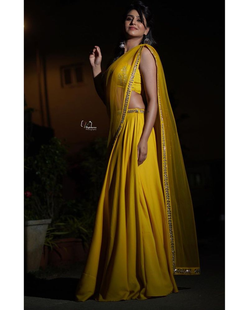 వీకెండ్లో గ్లామర్ ఫోటోలు పంచుకుని నెటిజన్లలో హీటు పెంచుతుంది. తాజాగా ఈ అమ్మడు పంచుకున్న హాట్ ఫోటోలు హల్చల్ చేస్తున్నాయి.