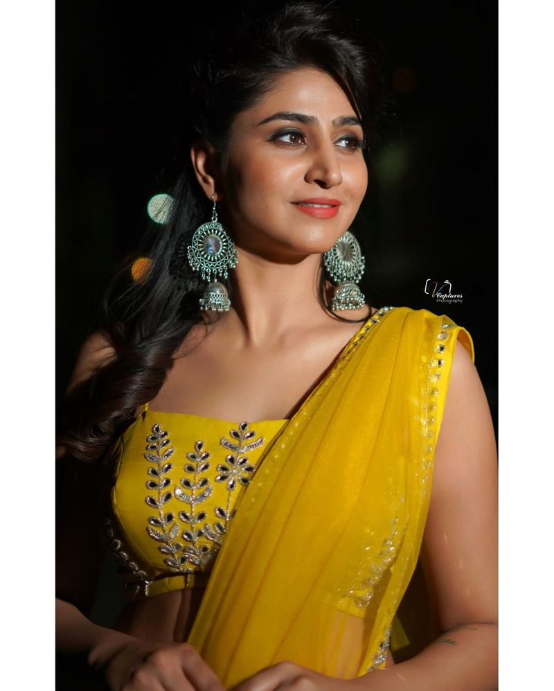 ప్రస్తుతం అవి సోషల్ మీడియాలో తెగ వైరల్ అవుతున్నాయి. వర్షిణి అందాలను చూసి మత్తెక్కిన కుర్రాళ్లు గమ్మత్తుగా కామెంట్లు పెడుతున్నారు.