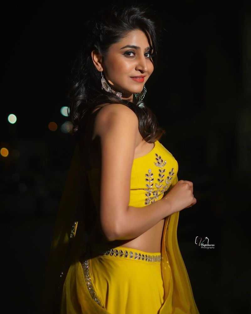 `ఢీ` షో నుంచి బయటకు వచ్చాక రష్మీ, దీపికా పిల్లిలకు మించి పేరుతెచ్చుకుంటోందీ అందాల భామ.