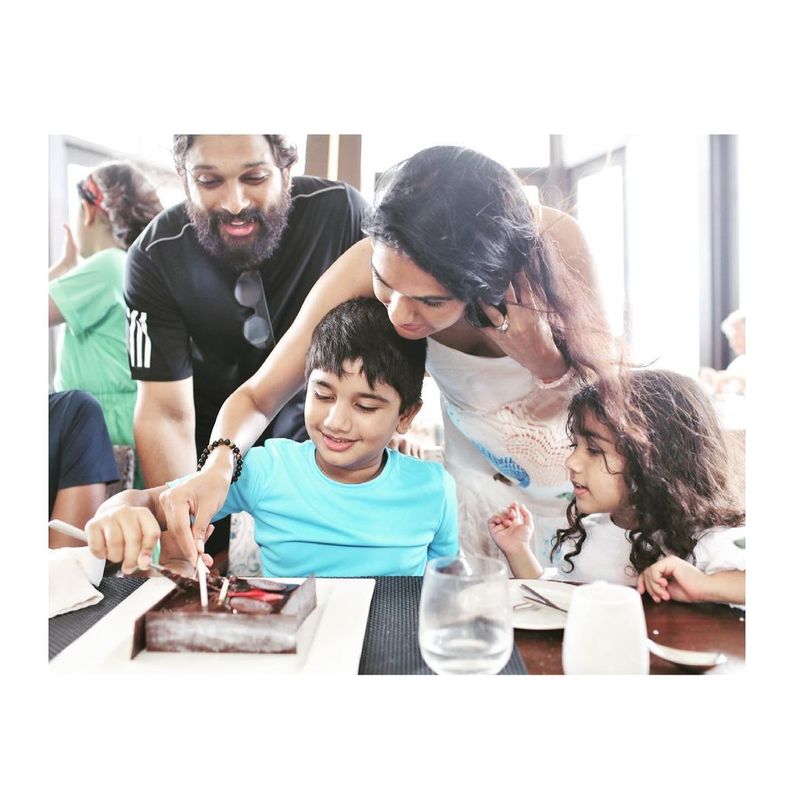 అల్లు అర్జున్ కొడుకు బర్త్ డే వేడుకలు మాల్దీవ్స్ లో ప్లాన్ చేశారు. ఏప్రిల్ 3న అయాన్ బర్త్ డే కాగా, భార్య స్నేహరెడ్డి, కూతురు అర్హ, కొడుకు అయాన్ తో పాటు మరికొందరు కుటుంబ సభ్యులతో అల్లు అర్జున్ మాల్దీవ్స్ వెళ్లారు.