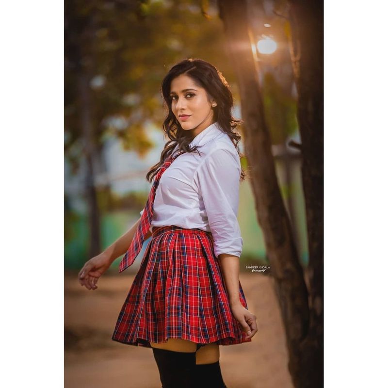 రెడ్ ఫ్రాక్, వైట్ షర్ట్, టై ధరించిన రష్మీ నాటీగా కనిపించారు. ఇప్పటి వరకు ఒకెత్తు, ఇప్పుడు ఒకెత్తు అన్నట్లు ఆమె గ్లామర్ షో ఉంది. స్కూల్ పిల్ల డ్రెస్ మర్చిపోయి వేసుకుందేమో అన్నట్లు ఉంది రష్మీ డ్రెస్.