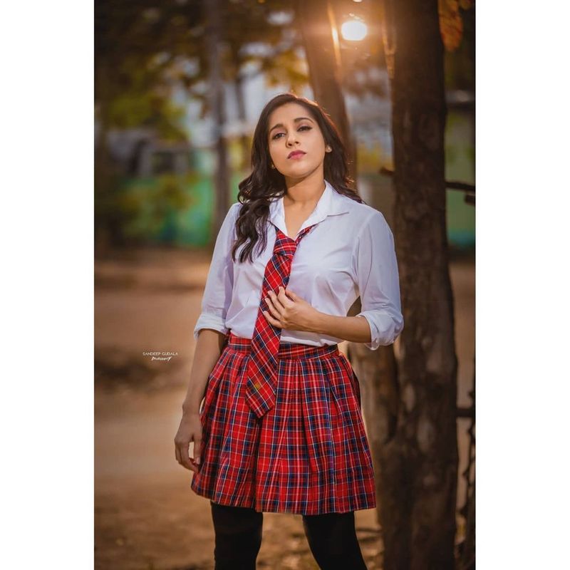 ఈ మధ్య సినిమాలు అవకాశాలు తగ్గడంతో రష్మీ అందాలు వెండితెరపై చూసే అదృష్టాన్ని ఫ్యాన్స్ కోల్పోతున్నారు. ఆ లోటు సోషల్ మీడియా ఫోటో షూట్స్ ద్వారా తీరుస్తుంది రష్మీ.