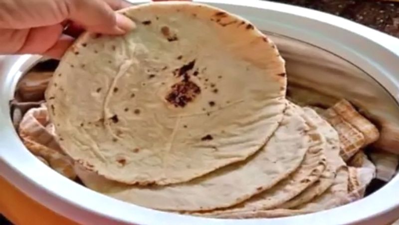 - जिन परिवारों में शीतला माता के लिए प्राचीन परंपरा का पालन किया जाता है, वहां इस एक दिन बासी खाना ही खाते हैं।
