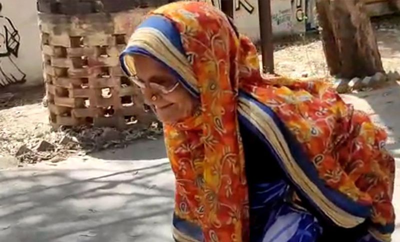 बुजुर्ग महिला का कहना है कि वह गांव में घर-घर जाकर समर्थन मांगूंगी। अभी इन बूढे हाथों में बहुत दम है, अब मैं रुकूंगी नहीं। मेरी इच्छा है कि चुनाव जीत कर अपने गांव के लिए काम करूं। मुझे पैसे या पद का कोई लालच नहीं है। सिर्फ गांव के विकास के लिए चुनाव लड़ रही हूं। सबसे पहले गांव की सड़कें और नालियां बनाएंगी।