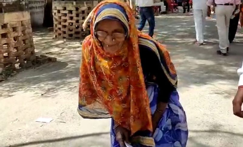 दरअसल, कानपुर के चौबेपुर ब्लाक में सबकी जुबान पर चुनाव को लेकर इस समय एक ही नाम है। वृद्धा महिला रानी देवी जो मूल रुप से बैले गांव की रहने वाली हैं। भगवान का नाम और आराम करने की उम्र वह शनिवार को अपने क्षेत्र के लिए पंचायत सदस्य का पर्चा लेने के लिए आई हुई थीं। यहां पर ब्लॉक के गेट पर जब सुरक्षा कर्मियों ने उनको टोका तो युवाओं की तरह चिल्लाते हुए बोलीं में नामांकन कराने आई हूं। दादी के हौसला देख यहां के अधिकारियों से लेकर इलाके के लोग देखते ही रह गए।
