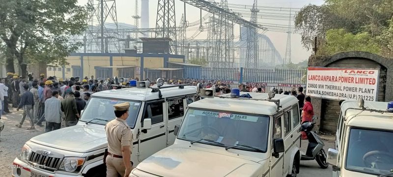 हादसे की खबर पाकर तमाम मजदूर व उनके परिजन यूनिट के बाहर जुट गए। परियोजना के भीतर हादसा स्थल पर जाने की जिद करने लगे। पुलिस ने उन्हें रोका तो नारेबाजी की गई। एसपी अमरेंद्र प्रसाद सिंह ने बताया कि समझा बुझाकर लोगों को शांत कर दिया गया है।
