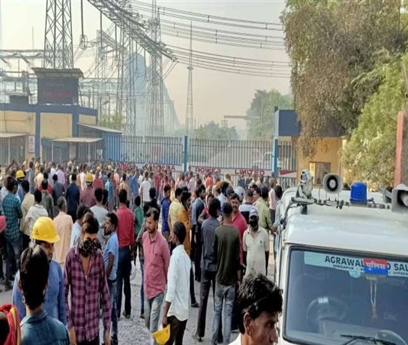 सीएम योगी आदित्यनाथ ने कहा है कि मौके पर किसी प्रकार की अव्यवस्था ना होने पाए। दुर्घटना की जांच के निर्देश भी उन्होंने जारी किया है। अपर मुख्य सचिव ऊर्जा को निर्देश दिया है कि वह घटना की जांच करके ज़िम्मेदारी तय करें और तत्काल प्रभावी कार्रवाई भी करें। 