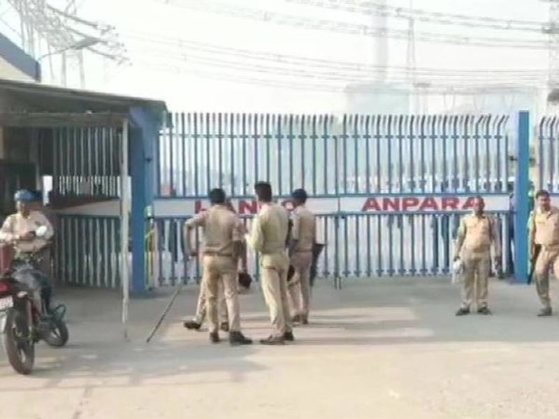 1200 मेगावाट की अनपरा सी लैंको परियोजना में 600 मेगावाट की यूनिट नंबर 2 के बॉयलर अनुरक्षण के लिए 80 मीटर ऊंचाई मजदूर काम कर रहे थे। इसी दौरान अचानक बॉयलर गिर गया। इससे आसपास काम कर रहे 16 मजदूर दब गए। इसके बाद मौके पर अफरा-तफरी मच गई। 