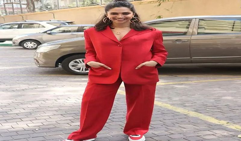 ఇంతకంటే ఎక్కువ ఎనర్జీ కావలన్నా, రోజు మొత్తం శ్రద్ధవహించాల్సిన పనులున్నట్లైతే ఎరుపురంగు దుస్తులు బాగా సూటవుతాయి. 