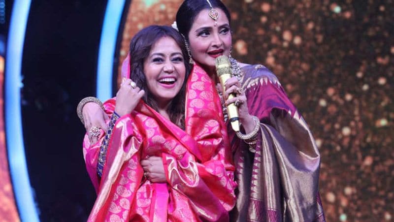 वहीं, रेखा ने इसका झटपट जवाब दिया और कहा कि 'मुझे पूछिए ना।' जितनी देर में जय समझ पाते, रेखा फिर से बोलती हैं, 'मैंने कुछ नहीं कहा' और फिर मुंह घुमा लिया। रेखा की बात और उनका अंदाज इतना फनी था कि जय भानुशाली और नेहा कक्कड़ हंसने लगे। दोनों को समझ आ गया कि यहां किसकी बात हो रही है।
