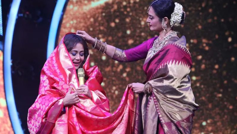 गाने और तारीफों के अलावा रेखा अपने गाने 'निगाहें मिलाने को जी चाहता है' पर डांस भी करती नजर आईं। उनका डांस देखकर नेहा कक्कड़ के होश उड़ गए थे। इतना ही नहीं शो के कंटेस्टेंट्स ने भी रेखा की खूब तारीफ की।
