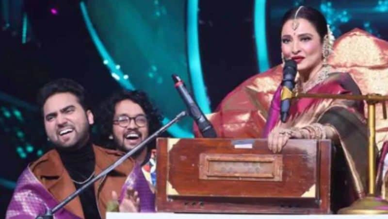 रेखा अपने साथ जज और कंटेस्टेंट्स सभी के लिए ढेरों तोहफे लाई थीं। उन्होंने जज नेहा कक्कड़ को उनकी शादी के शगुन के तौर पर साड़ी गिफ्ट की। नेहा इस साड़ को पाकर बेहद खुश थीं और उन्होंने रेखा का आशीर्वाद भी लिया।