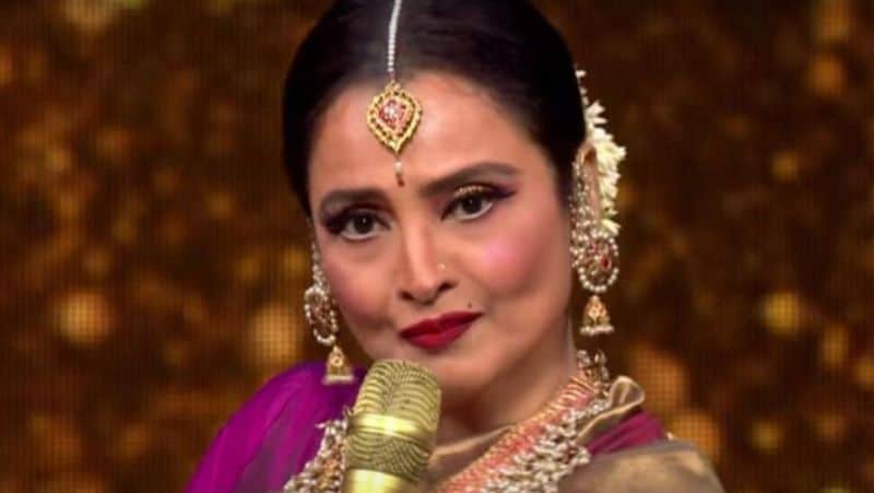 <p>রেখার জবাব শুনে রীতিমতো চমকে যান জয় থেকে নেহা, বিশাল সহ সকলেই। সঙ্গে সঙ্গে রেখা এও বলেন, 'আমি কিছু বলিনি'। তারপর নিজেকে আটকে রাখতে না পেরে জয় বলে ওঠেন 'আরে ক্যায়া বাত হায়', এক কথাতেই ছক্কা মেরেছেন রেখাজি।</p>