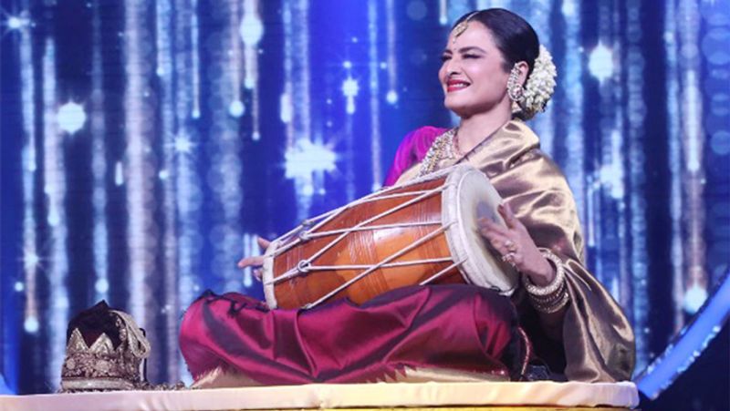 <p>সচারচর জনসমক্ষে দেখা যায় না এভারগ্রীন বিউটিকে। সম্প্রতি ইন্ডিয়ান আইডল ১২-র মঞ্চে বিশেষ অতিথি রেখা।</p>
