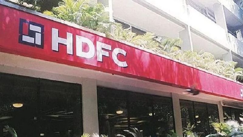 एचडीएफसी (HDFC)
इस बैंक में होम लोन में ब्याज की दर 6.75 से लेकर 7.80 फीसदी सालाना तक मिल रहा है। लोन लेने के लिए आप सीधे ब्रांच में जा सकते हैं या फिर ऑफिशियल वेबसाइट के द्वारा अप्लाई कर सकते हैं।
