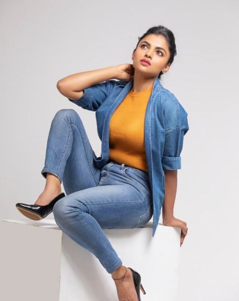 <p>ಕಾಮೆಂಟ್ಸ್ ಪ್ರಕಾರ ಗಾನವಿ ತಮ್ಮ ಮುಂದಿನ ಚಿತ್ರಕ್ಕೆ ಮಾಡಿಸಿರುವ ಶೂಟ್ ಇದು ಎನ್ನಲಾಗಿದೆ. ಆದರೆ ಸದ್ಯಕ್ಕೆ ಕಿರು ಚಿತ್ರಗಳ ಚಿತ್ರೀಕರಣದಲ್ಲಿ ಬ್ಯುಸಿಯಾಗಿದ್ದಾರೆ.</p>