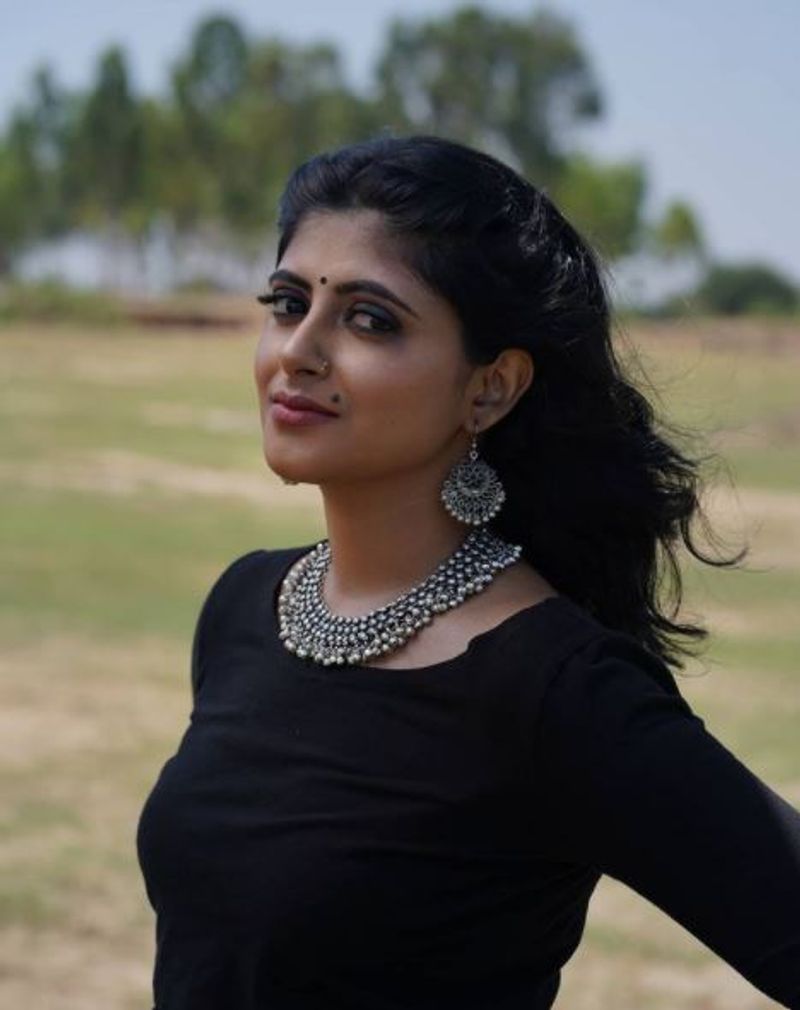 <p>ಮೂಲತಃ ಬೆಂಗಳೂರಿನವರಾಗಿರುವ ಐಶ್ವರ್ಯಾ ಇತ್ತೀಚಿನ ದಿನಗಳ ಸೋಷಿಯಲ್ ಮೀಡಿಯಾದಲ್ಲಿ ಟ್ರೆಂಡ್ ಕ್ರಿಯೇಟರ್ ಆಗಿದ್ದರು. ತಮ್ಮ ವಿಭಿನ್ನ ಧ್ವನಿಯಲ್ಲಿ ಹಾಡಿರುವ ಹಾಡುಗಳನ್ನು ಅಪ್ಲೋಡ್ ಮಾಡುತ್ತಿದ್ದಾರೆ.<br />
</p>
