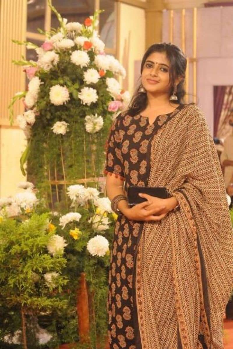 <p>ಚಿಕ್ಕ ವಯಸ್ಸಿನಲ್ಲೇ ಸಂಗೀತ ಅಭ್ಯಾಸ ಶುರು ಮಾಡಿದ ಐಶ್ವರ್ಯಾ ಕೈಯಲ್ಲಿ ರಾಶಿ ರಾಶಿ ಆಫರ್ಗಳು ಹುಡುಕಿಕೊಂಡು ಬರುತ್ತಿದೆ.</p>