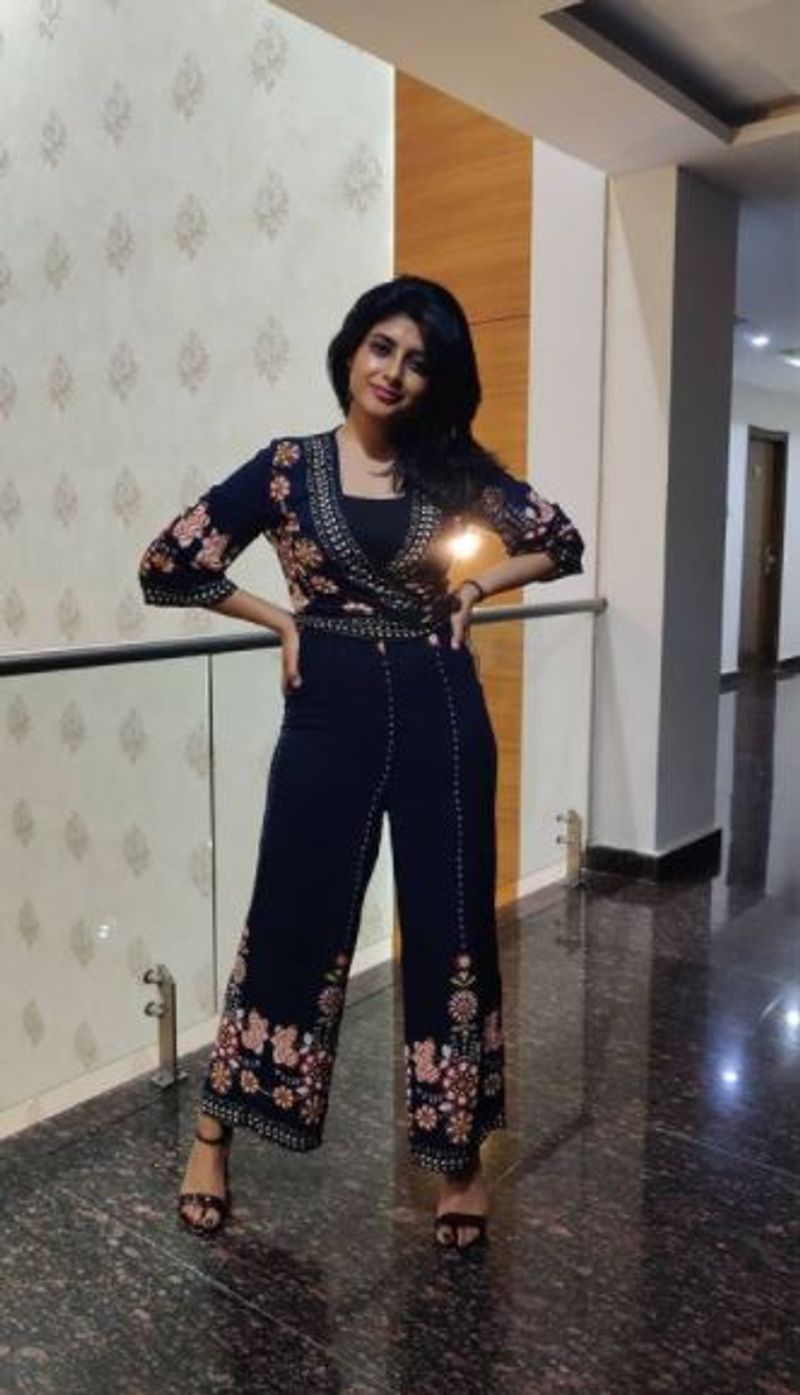 <p>ಕೆಲವು ದಿನಗಳ ಹಿಂದೆ 'Munbe Vaa'ಹಾಡಿನ ಆಲ್ಬಂ ಬಿಡುಗಡೆ ಮಾಡಿದ್ದರು.</p>