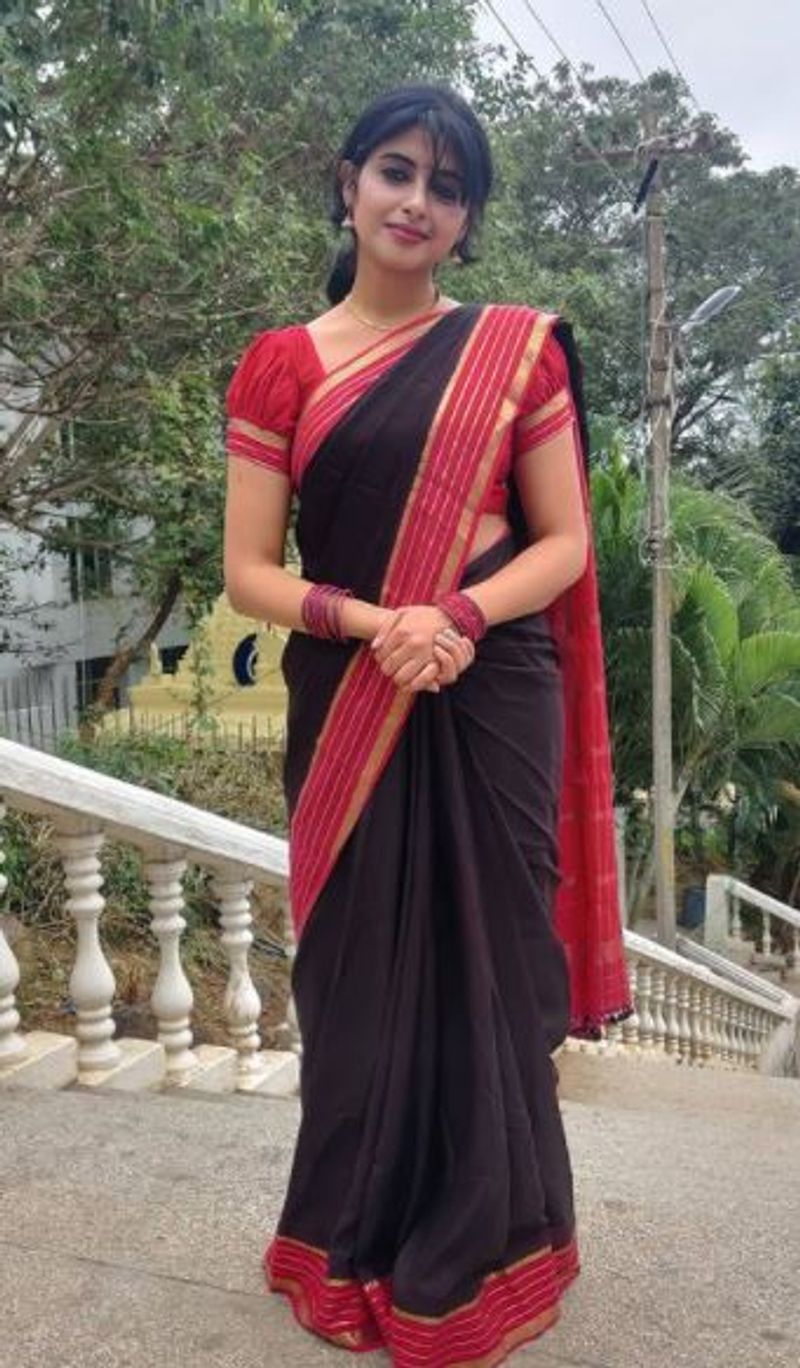 <p>ಐಶ್ವರ್ಯಾ ಗಾಯಕಿ ಮಾತ್ರವಲ್ಲ, ನೋಡೋಕೂ ಸೂಪರ್ ಆಗಿದ್ದಾರೆ. ದಯವಿಟ್ಟು ಸಿನಿಮಾ ಮಾಡಿ ಎಂದು ನೆಟ್ಟಿಗರು ಕಾಮೆಂಟ್ ಮಾಡುತ್ತಿದ್ದಾರೆ.</p>