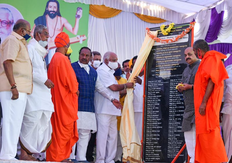 <p>ದಾವಣಗೆರೆ ಜಿಲ್ಲೆ ಹರಿಹರ ತಾಲೂಕಿನ ಬೆಳ್ಳೂಡಿ ಮಠದ ವಿದ್ಯಾರ್ಥಿನಿಲಯ ಉದ್ಘಾಟನೆ ಸಮಾರಂಭಕ್ಕೆ ಸಿಎಂ ಆಗಮಿಸಿದ್ದರೆ, ತಮ್ಮ ಪುತ್ರ ಕಾಂತೇಶ್ ಜತೆ ನೂತನ ಹೊರಬೀರದೇವರ ಪ್ರತಿಷ್ಠಾಪನೆ, ಮಹಾಕುಂಭಾಭಿಷೇಕ ಕಾರ್ಯಕ್ರಮಕ್ಕೆ ಈಶ್ವರಪ್ಪ ಆಗಮಿಸಿದ್ದರು. ನಂತರ ನಡೆದ ವೇದಿಕೆ ಕಾರ್ಯಕ್ರಮದ ಒಂದೇ ವೇದಿಕೆಯಲ್ಲಿ ಸಿಎಂ ಹಾಗೂ ಈಶ್ವರಪ್ಪ ಅಕ್ಕಪಕ್ಕ ಕುಳಿತಿದ್ದರಾದರೂ ಮುಖಕೊಟ್ಟು ಮಾತನಾಡಲಿಲ್ಲ.</p>