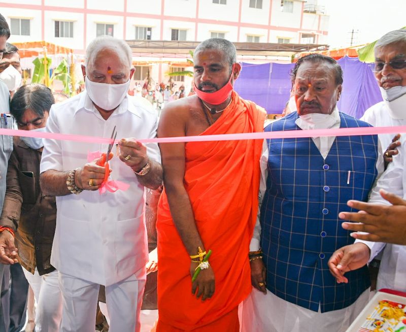 <p>ತಮ್ಮ ಇಲಾಖೆಯಲ್ಲಿ ಹಸ್ತಕ್ಷೇಪ ಮಾಡಿದ್ದಕ್ಕೆ ಸಿಎಂ ವಿರುದ್ಧ ಮುನಿಸಿಕೊಂಡಿರುವ ಈಶ್ವರಪ್ಪ, ಕಾರ್ಯಕ್ರಮಕ್ಕೆ ಬಂದಾಗಲೂ ಸಿಎಂ ಸ್ವಾಗತಿಸದೇ ದೂರ ಉಳಿದಿದ್ದಾರೆ. ಈ ಮೂಲಕ ಬಹಿರಂಗವಾಗಿಯೇ ವೈಮನಸ್ಸು ಪ್ರದರ್ಶಿಸಿದಂತಾಗಿದೆ.</p>