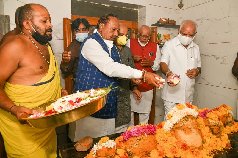 <p>ಮುಖ್ಯಮಂತ್ರಿ ಬಿಎಸ್ ಯಡಿಯೂರಪ್ಪ ವಿರುದ್ಧ ಗ್ರಾಮೀಣಾಭಿವೃದ್ಧಿ ಸಚಿವ ಕೆ.ಎಸ್.ಈಶ್ವರಪ್ಪ ರಾಜ್ಯಪಾಲರಿಗೆ ದೂರು ಕೊಟ್ಟ ನಂತರ ಇಬ್ಬರು ಮುಖಾಮುಖಿ ಭೇಟಿ ಆಗಿರಲಿಲ್ಲ. ಆದ್ರೆ, ಇದೀಗ ಸಿಎಂ ಮತ್ತು ಸಚಿವ ಈಶ್ವರಪ್ಪ ಒಂದೇ ವೇದಿಕೆಯಲ್ಲಿ ಕಾಣಿಸಿಕೊಂಡಿದ್ದಾರೆ. ಆದ್ರೆ, ಅಕ್ಕಪಕ್ಕ ಕುಳಿತರೂ ಮಾತಿಲ್ಲ ಕಥೆಯಿಲ್ಲ.</p>