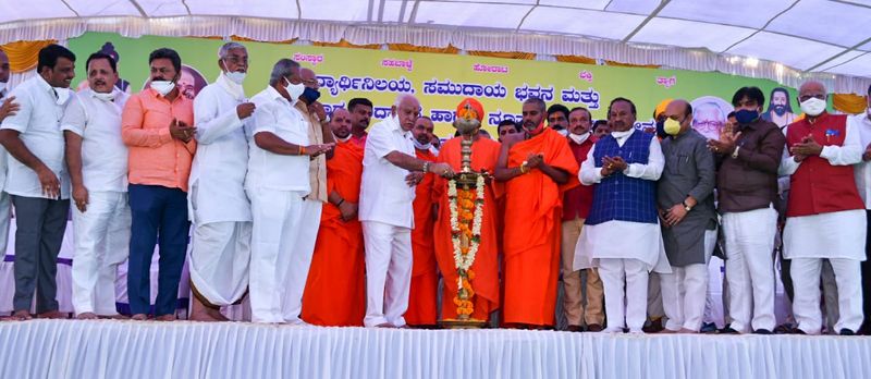 <p>ತಮ್ಮ ಇಲಾಖೆಯಲ್ಲಿ ಸಿಎಂ ಹಸ್ತಕ್ಷೇಪ ಮಾಡುತ್ತಿದ್ದಾರೆಂದು ರಾಜ್ಯಪಾಲರಿಗೆ ದೂರು ಸಲ್ಲಿಸಿದ ಬಳಿಕ ಮೊದಲ ಬಾರಿಗೆ ಒಂದೇ ಕಾರ್ಯಕ್ರಮದಲ್ಲಿ ಪಾಲ್ಗೊಂಡ ಇಬ್ಬರೂ ಅಕ್ಕಪಕ್ಕ ಇದ್ದರೂ ಪರಸ್ಪರ ಮಾತನಾಡಲಿಲ್ಲ. ಈ ವಿಚಾರವಾಗಿ ಸಿಎಂ ಬಿಎಸ್ವೈ, ಈಶ್ವರಪ್ಪ ಅವರ ಮುನಿಸು ಮುಂದುವರೆದೆ.</p>