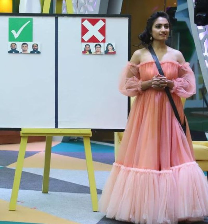 <p>ಮನೆ ಮಂದಿ ಜೊತೆ ಹೊಂದಿಕೊಳ್ಳಲು ಆರಂಭದಲ್ಲಿ ವೈಷ್ಣವಿ ಸಮಯ ತೆಗೆದುಕೊಂಡರು. ಆದರೆ ದಿನ ಕಳೆಯುತ್ತಿದ್ದಂತೆ, ತಾವು ಸ್ಟ್ರಾಂಗ್ ಎಂದು ಪ್ರೂವ್ ಮಾಡುತ್ತಿದ್ದಾರೆ. </p>