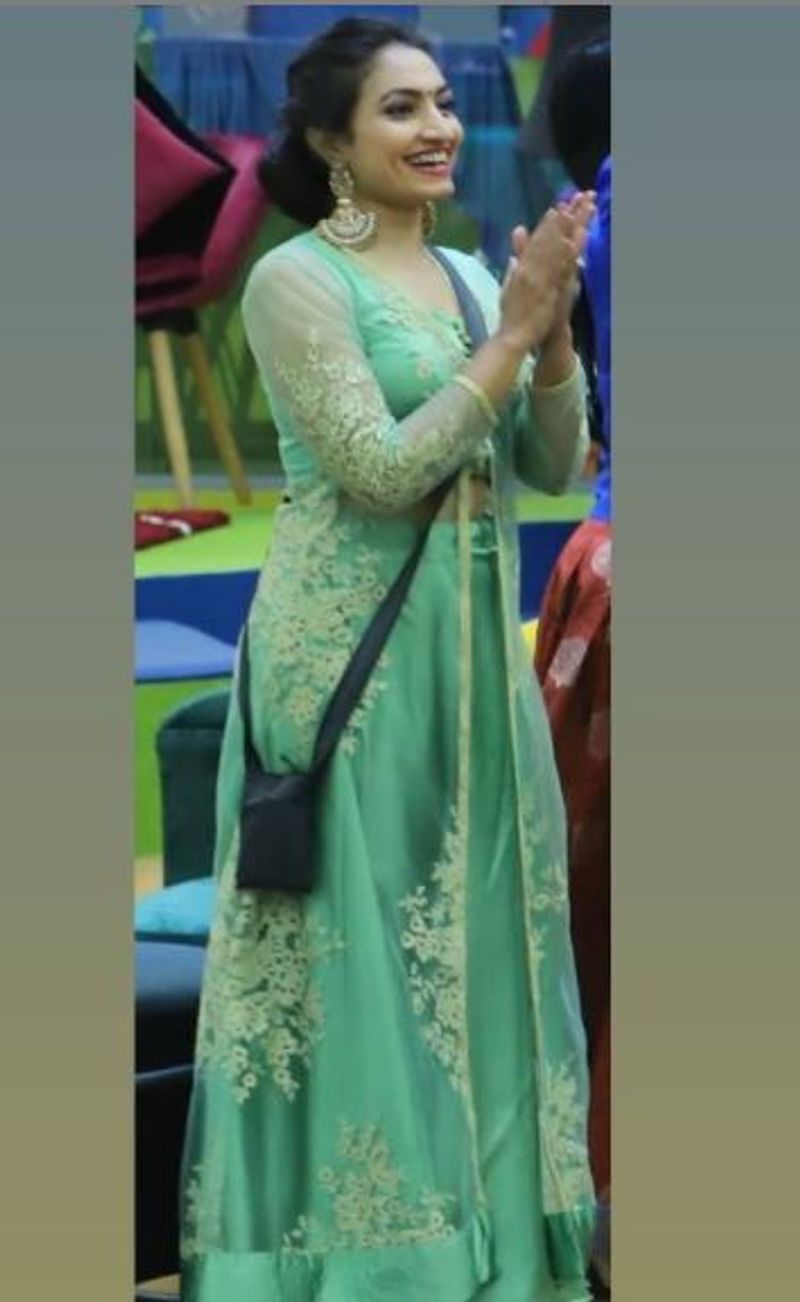 <p>ಬೆಳಗ್ಗೆ ಯೋಗ ಮಾಡುತ್ತಾರೆ, ರಾತ್ರಿ ಮಲಗುವ ಮುನ್ನ ಧ್ಯಾನ ಮಾಡುತ್ತಾರೆ. ವೈಷ್ಣವಿ ಬಳಿ ತುಂಬಾನೇ ಪಾಸಿಟಿವ್ Vibes ಇದೆ ಎಂದು ಕೆಲವು ದಿನಗಳ ಹಿಂದೆ ವೈಲ್ಡ್ ಕಾರ್ಡ್ ಸ್ಪರ್ಧಿ ಚಕ್ರವರ್ತಿ ಚಂದ್ರಚೂಡ್ ಹೇಳಿದ್ದರು.</p>