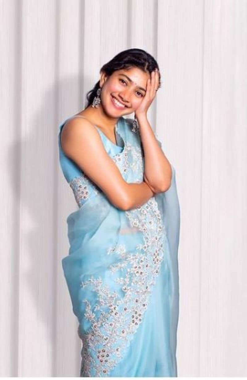 இதைதொடர்ந்து, சாய் பல்லவி தற்போது 3 படங்களில் பிசியாக நடித்து வருகிறார்.
