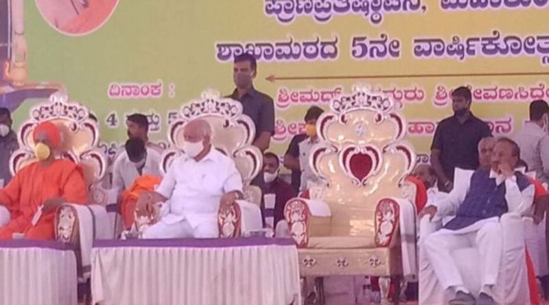 ಮತ್ತೊಂದೆಡೆ ತಮ್ಮ ವಿರುದ್ಧ ರಾಜ್ಯಪಾಲರಿಗೆ ದೂರು ನೀಡಿದ್ದಕ್ಕೆ ಸಿಟ್ಟಾಗಿರುವ ಸಿಎಂ ಯಡಿಯೂರಪ್ಪ. ಹೀಗಾಗಿ, ಇಬ್ಬರ ಮಧ್ಯೆ ಉಂಟಾಗಿರುವ ಮೈಮನಸ್ಸು ಉಂಟಾಗಿದ್ದು, ಇದೀಗ ಇಬ್ಬರ ವೈಮನಸ್ಸು ಕನಕ ಪೀಠದ ಕಾರ್ಯಕ್ರಮದಲ್ಲಿ ಜಗಜ್ಜಾಹೀರಾಯ್ತು.