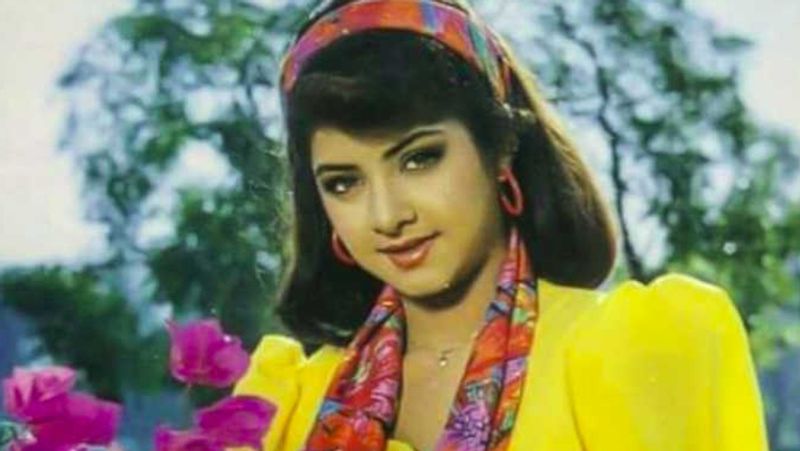 साल 1992 में तीन लगातार ब्लॉकबस्टर फिल्में देने के बाद 1993 में अचानक रहस्यमई ढंग से दिव्या भारती की मौत हो गई थी। तब वह सिर्फ 19 साल की थीं।
