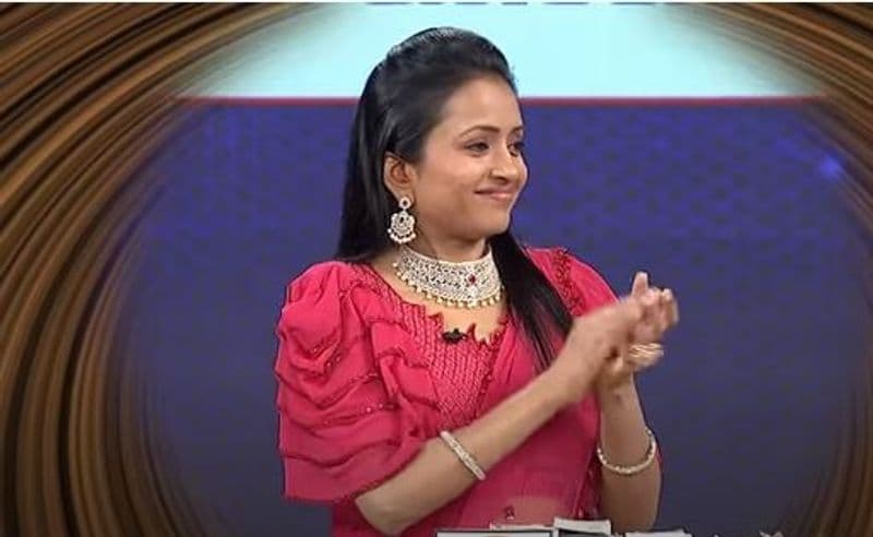భారీ ఫ్యాన్ బేస్ కలిగిన సుమ తన క్రేజ్ తో ఇంటిలో ఉంటూ కూడా సంపాదిస్తున్నారని తెలుస్తుంది. అది కూడా లక్షల్లో. తన సోషల్ మీడియా అకౌంట్స్ ద్వారా బ్రాండ్స్, ప్రొడక్ట్స్ ప్రమోట్ చేస్తూ సుమ లక్షలు సంపాదిస్తున్నారు.
