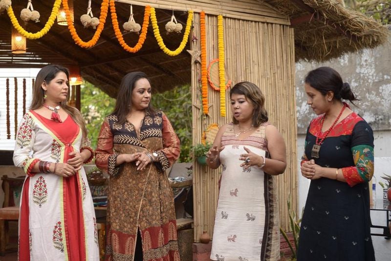 <p>না ঠিক শোরুম বলা চলে না। বাঙালি আনার ছোঁয়ায় এক আনকোড়া নয়া বুটিকসও বলতে পারেন। </p>
