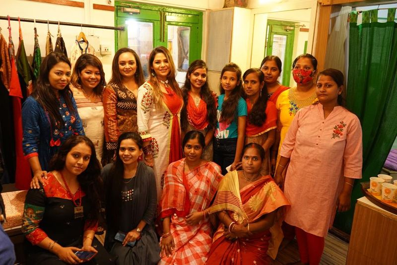 <p>ডিজাইনারে অনুশ্রী মালহোত্রা ও সমাজকর্মী অর্পিতা চক্রবর্তীর উদ্যোগে ও হাতে তৈরি এই রাহির দরজা খুলে গেল সকলের জন্য। </p>