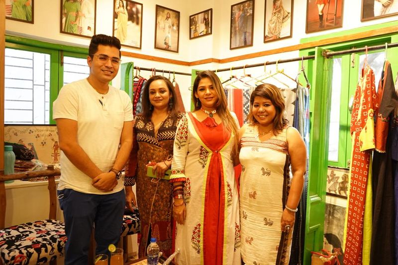 <p>এদিন চায়ের আসরে ফ্রেমবন্দী হওয়া দুই তারকার মুখেই ছিল প্রশংসা, ফলে এই কালেকশন একবার না দেখলেই নয়। </p>