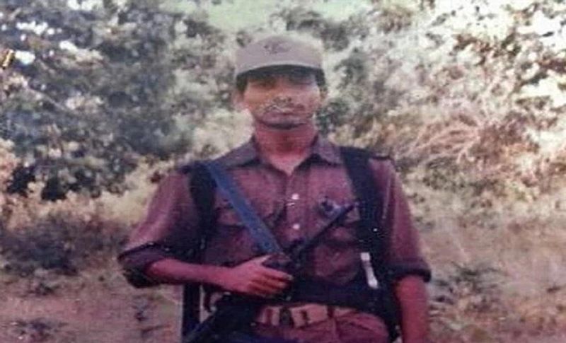 <p>ಹಿಡ್ಮಾನಿಗಿದೆ ಅನೇಕ ಹೆಸರು: ವಾಸ್ತವವಾಗಿ ಈ ನಕ್ಸಲ್ ಕಮಾಂಡರ್ನ ಪೂರ್ಣ ಹೆಸರು ಮಾಡವಿ ಹಿಡ್ಮಾಆ. ಈತನನ್ನು ಸಂತೋಷ್, ಇಂದ್ಮುಲ್, ಪೋಡಿಯಾಮ್ ಭೀಮಾ ಹೀಗೆ ಅನೇಕ ಹೆಸರಿನಿಂದ ಕರೆಯಲಾಗುತ್ತದೆ. ಈತ ಕಳೆದ ಹದಿಮೂರು ವರ್ಷದಿಂದ ಅನೇಕ ದಾಳಿಯಲ್ಲಿ ಭಾಗಿಯಾಗಿ, ಅನೇಕ ಹತ್ಯೆಗಳನ್ನು ಮಾಡಿದ್ದಾನೆ. ಪೊಲೀಸ್ ಪಡೆ ಈತನನ್ನು ಹಿಡಿದು ಕೊಟ್ಟವರಿಗೆ ಇಪ್ಪತ್ತೈದು ಲಕ್ಷ ನೀಡುವುದಾಘಿ ಘೋಷಿಸಿದ್ದಾರೆ. ಈತನ ಹೆಸರು ಛತ್ತೀಸ್ಗಢದ ನಕ್ಸಲರಲ್ಲಿ ಟಾಪ್ ಕಮಾಂಡ್ ಪಟ್ಟಿಯಲ್ಲಿದೆ.<br />
</p>
