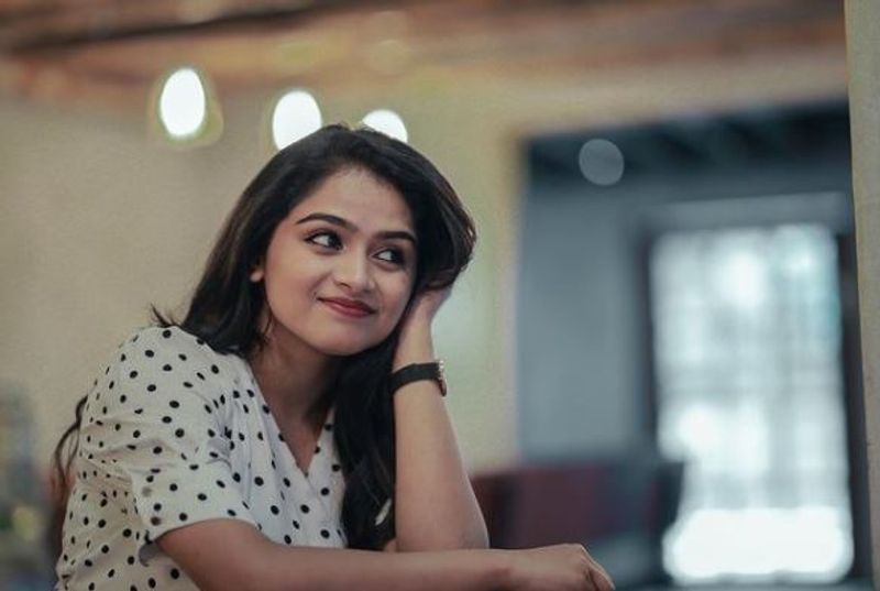 <p>இதுகுறித்து ரேஷ்மா தனது இன்ஸ்டாகிராம் பதிவில் தெரிவித்திருப்பதாவது, நான் அன்புடன் குஷி தொடரிலிருந்து விலகுகிறேன். இனி என்னை அத்தொடரில் குஷியாக நீங்கள் பார்க்க முடியாது. </p>