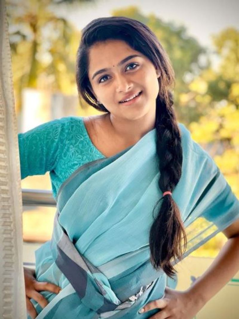 அந்தக் கதாபாத்திரத்தை நான் மிஸ் செய்கிறேன். அன்புடன் குஷி சீரியல் குழுவிற்கும் விஜய் டிவிக்கும் எனது நன்றியைத் தெரிவித்துக் கொள்கிறேன். எனக்கு ஆதரவளித்த அனைவருக்கும் நன்றி. உங்களது ஆதரவு எனக்கு என்றும் தேவை. கவலைப்பட வேண்டாம் நண்பர்களே. விரைவில் நல்ல செய்தியுடன் உங்களை சந்திக்கிறேன்” என்று தெரிவித்திருந்தார்.