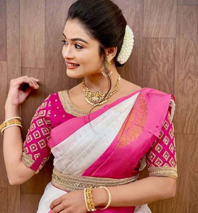 <p>மான்சி ஜோஷியை விட, குஷி காதாபாத்திரத்தில் ஒன்றி நடித்து வந்த ரேஷ்மா வெளியேறுவதாக அறிவித்ததும், ரசிகர்கள் பலர், நீங்கள் இந்த தொடரில் நடித்த கதாபாத்திரத்தை யாராலும் நிறைவு செய்ய முடியாது என தங்களுடைய ஆதங்கத்தை தெரிவித்து வருகிறார்கள்.</p>