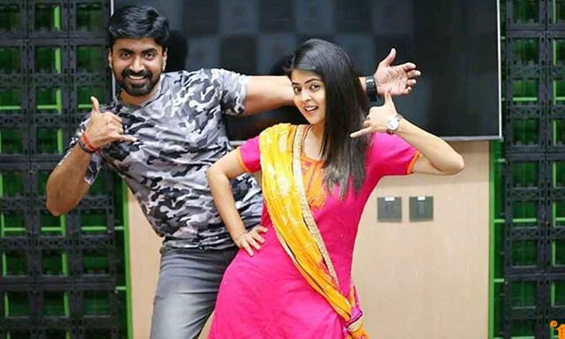 <p>இந்த சீரியலில் பிரஜினுக்கு ஜோடியாக ஆரம்பத்தில் மான்சி ஜோஷி நடித்து வந்த நிலையில், பின்னர் திடீரென சீரியலில் இருந்து விலகினார்.</p>