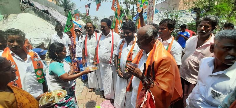 திட்டக்குடி சட்டமன்ற தொகுதி வெற்றி வேட்பாளர் பெரியசாமி தாமரை சின்னத்திற்கு வாக்குகள் கேட்டு பிரச்சாரம் செய்த போது ...