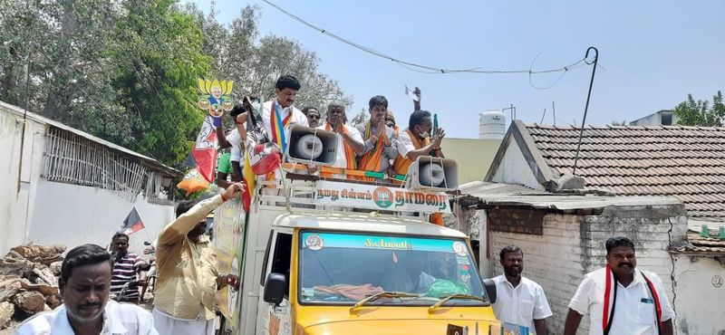 வீதியெங்கும் வாகனத்தில் பிரச்சாரம் மேற்கொண்ட பெரியசாமி 
