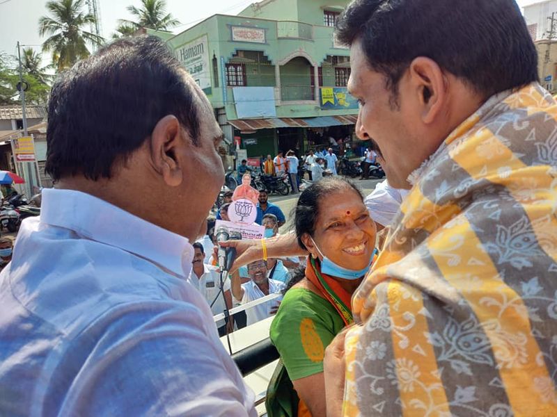 இன்முகத்தோடு வாக்கு சேகரித்த தருணம் 