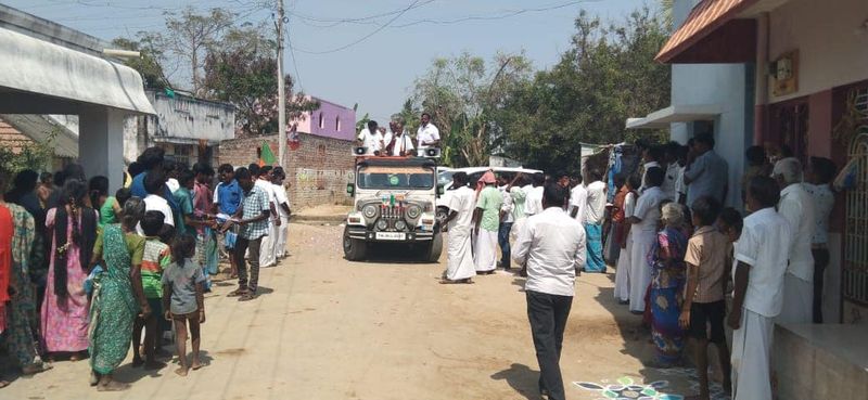 பிரச்சார வாகனத்தில் தீவிர வாக்கு சேகரிப்பு 